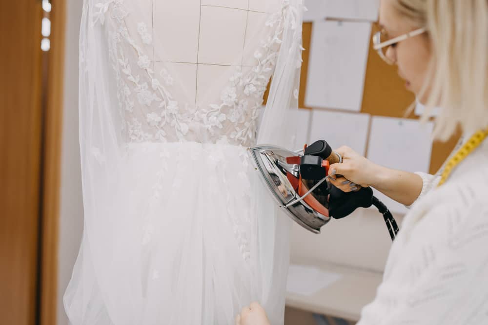 How to protect the bottom of your wedding dress clean?