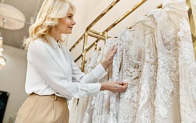 How to Navigate Wedding Dress Shopping With Your Mom