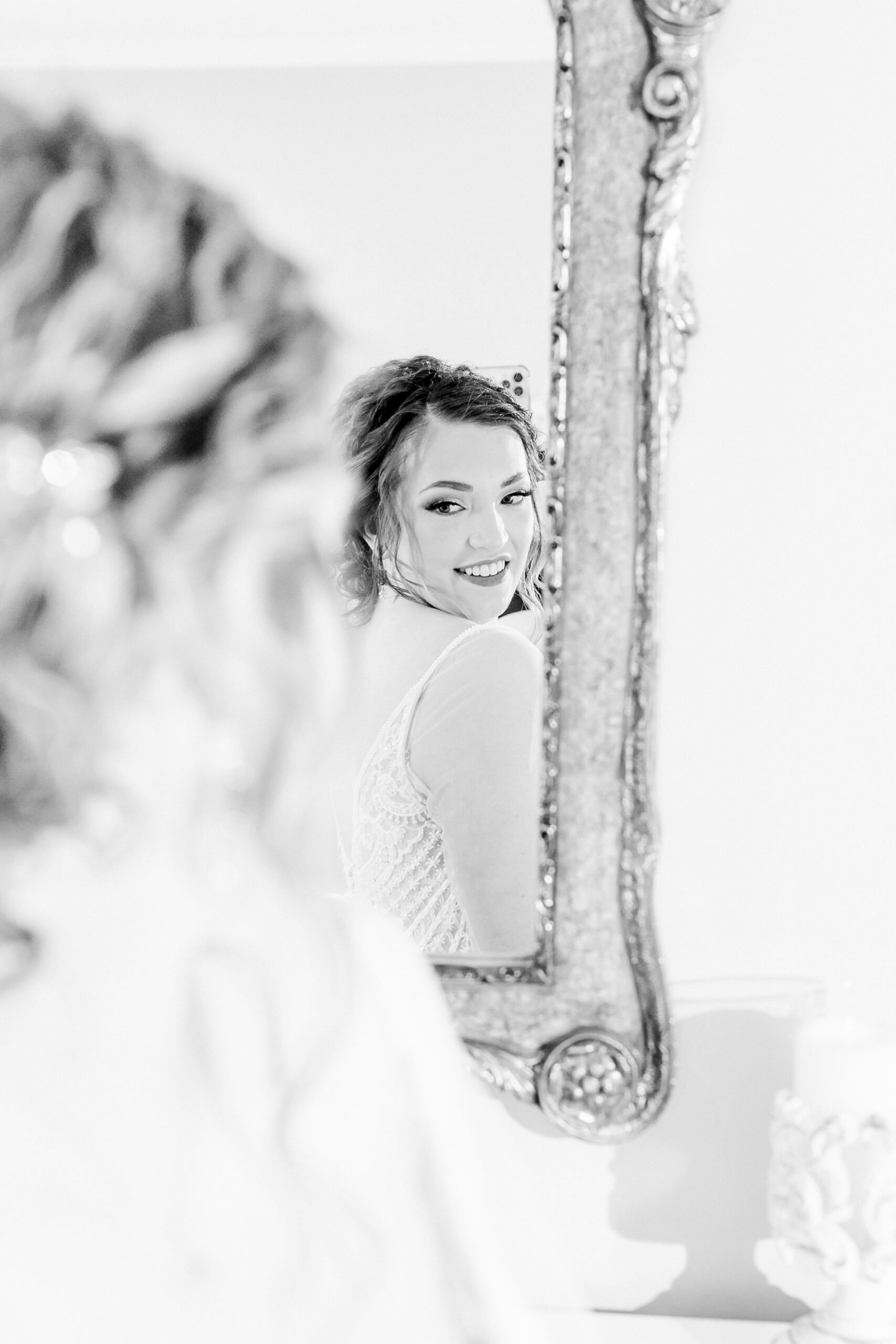 bride make a pose in mirror