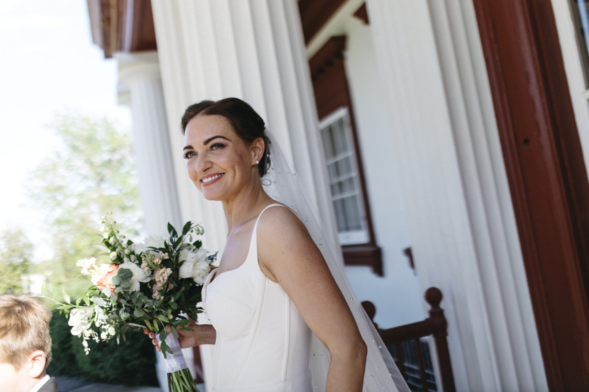 happy bride holding a bouquets of flowers