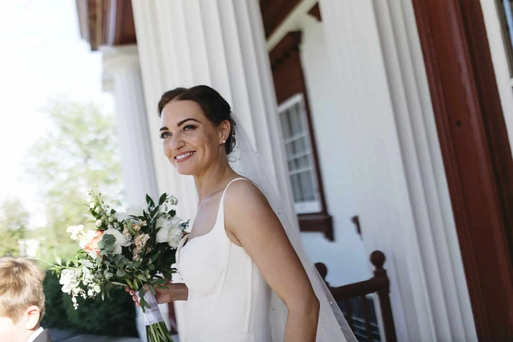 happy bride holding a bouquets of flowers